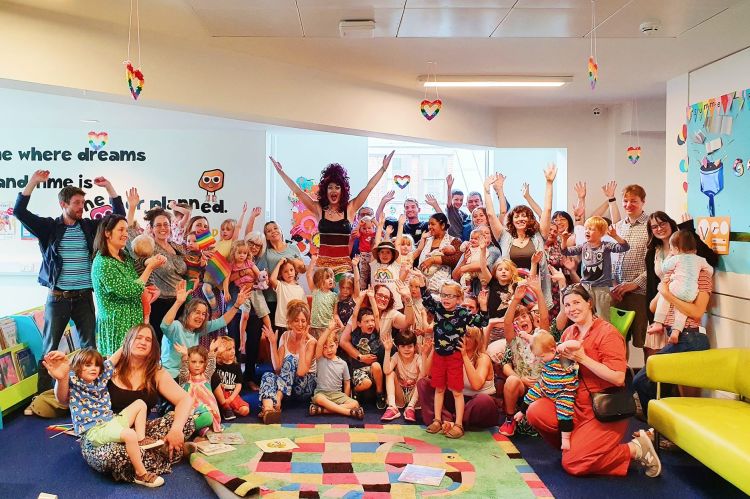 Knygų skaitymo renginio akimirka // Nuotr. iš Aida H Dee The Storytime Drag Queen facebook paskyros