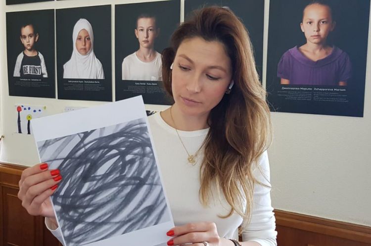 Emine Džaparova rodo piešinį