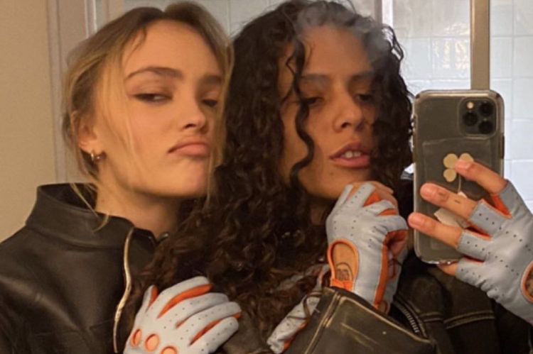 Lily-Rose Depp ir 070 Shake