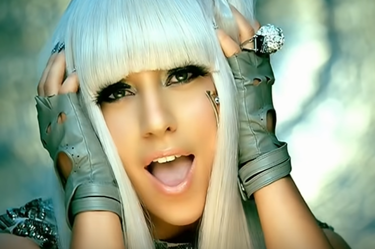 Lady Gaga // Dainos Poker Face klipo stop kadras