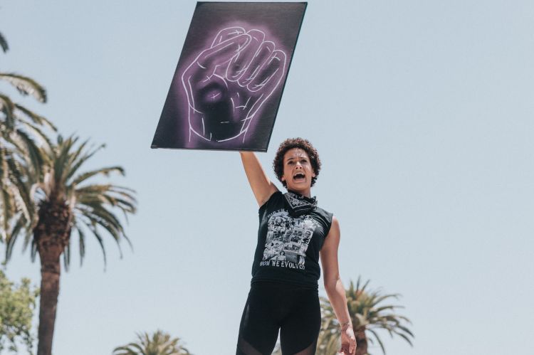 Moteris proteste // Nuotr. Nathan Dumlao