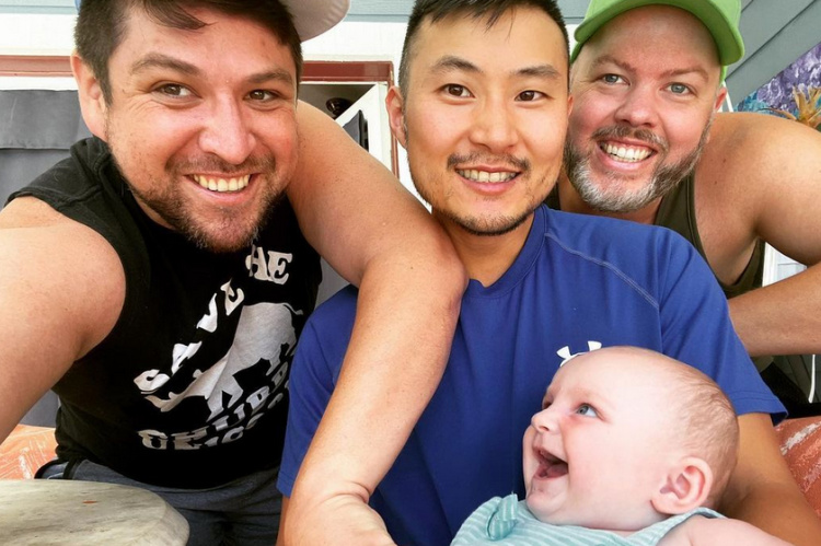 Trijulė ir kūdykis // Nuotr. iš gaythrouple Instagram paskyros