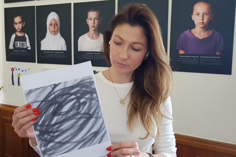 Emine Džaparova rodo piešinį