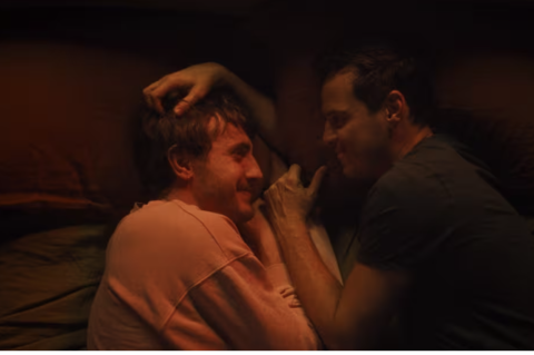 Filmo "All of Us Strangers" stop kadras