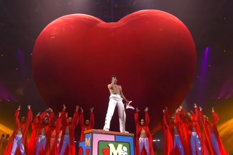 Mika // Eurovizija 2022 stop kadras