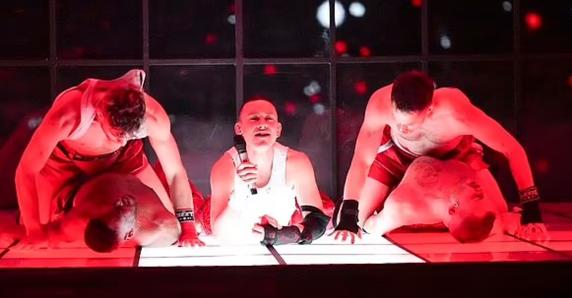 Olly Alexander pasirodymo stop kadras iš youtube