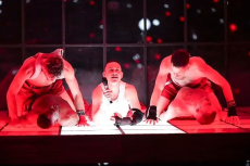 Olly Alexander pasirodymo stop kadras iš youtube